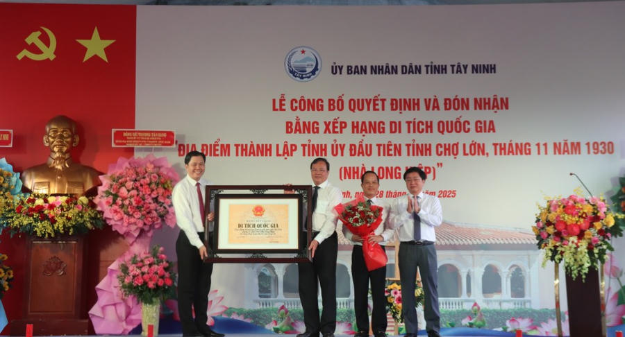Bí thư Tỉnh ủy Nguyễn Văn Quyết và Chủ tịch UBND tỉnh Lê Văn Hẳn trao Bằng xếp hạng, tặng hoa chúc mừng lãnh đạo xã Mỹ Yên.