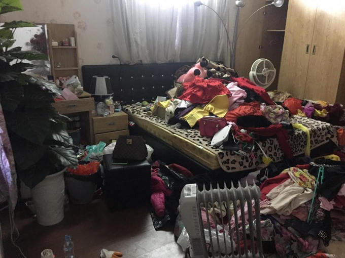 Căn ph&ograve;ng của MC Thanh Thảo bị đập ph&aacute; trước đ&oacute;.