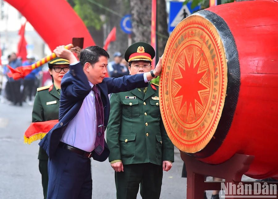 Chủ tịch Ủy ban nhân dân quận Hoàn Kiếm Phạm Tuấn Long thực hiện nghi thức đánh trống tại buổi lễ giao nhận quân.