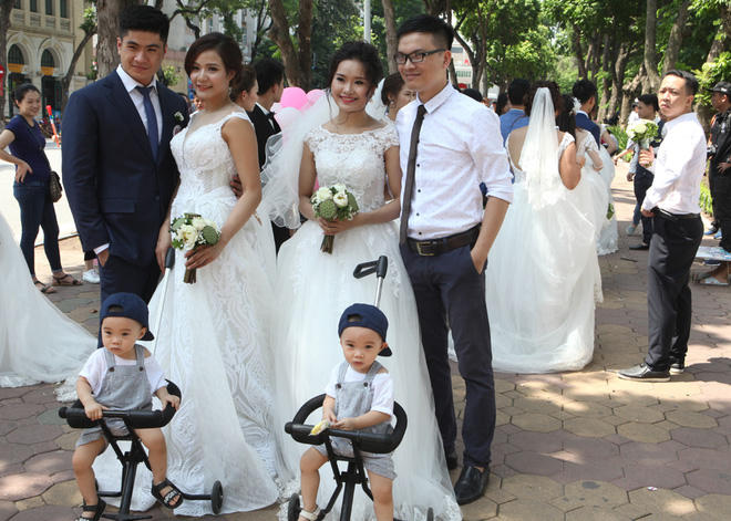 Các cặp đôi thích thú chụp ảnh cùng nhiều em bé với mong muốn sớm có thêm thành viên khi cùng nhau xây dựng gia đình.