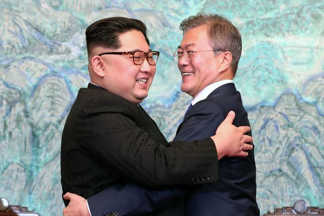 Tổng thống Hàn Quốc Moon Jae-in và nhà lãnh đạo Triều Tiên Kim Jong-un gặp nhau năm 2018. (Ảnh: Getty)