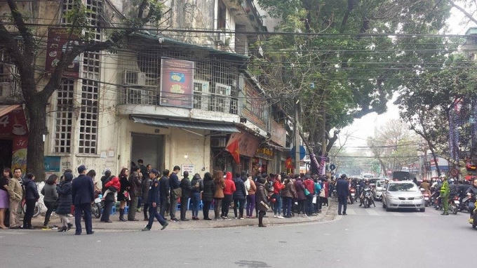 Dòng người xếp hàng dài để chờ được mua vàng ngày Thần Tài trên phố Trần Nhân Tông.