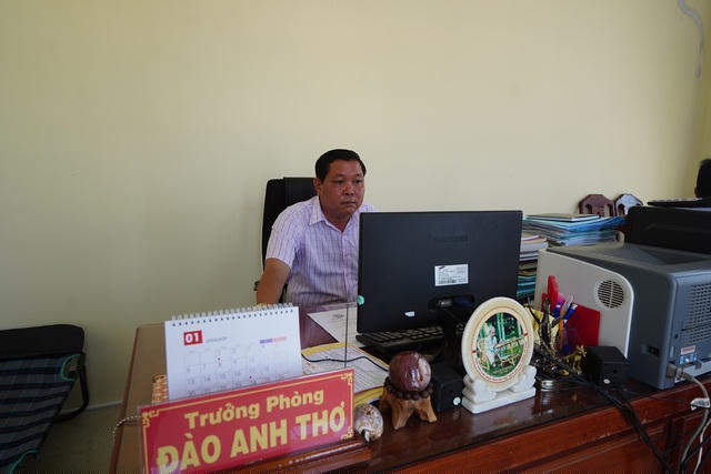 Ông Đào Anh Thơ - Trưởng phòng Tài nguyên và Môi trường huyện Mộc Hóa - xác nhận hầm đất Kim Cương không phép.