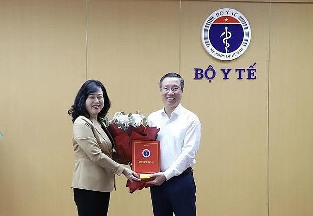 Bộ trưởng Bộ Y tế Đào Hồng Lan trao quyết định cho ông Hoàng Cương. Ảnh Bộ Y tế.