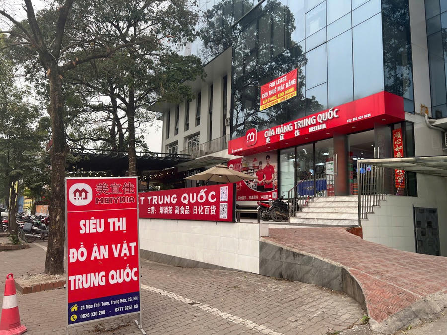Theo tìm hiểu, cửa hàng này được khai trương và đi vào hoạt động được hơn 2 tháng. Tuy nhiên, không hiểu vì sao mà các đơn vị chức năng vẫn để cửa hàng này ngang nhiên bày bán các sản phẩm mà không có dán nhán phụ bằng Tiếng Việt.