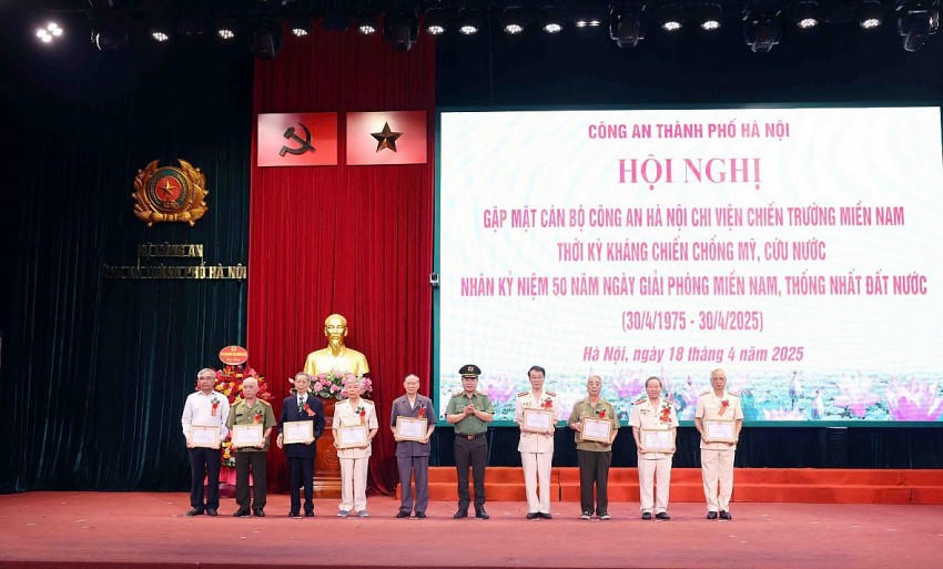 Giám đốc CATP Hà Nội cũng đã trao quyết định khen thưởng đối với 18 đồng chí có nhiều đóng góp trong hoạt động của Ban liên lạc chiến trường B, C, K.
					
				
			
			Giám đốc CATP Hà Nội cũng đã trao quyết định khen thưởng đối với 18 đồng chí có nhiều đóng góp trong hoạt động của Ban liên lạc chiến trường B, C, K.