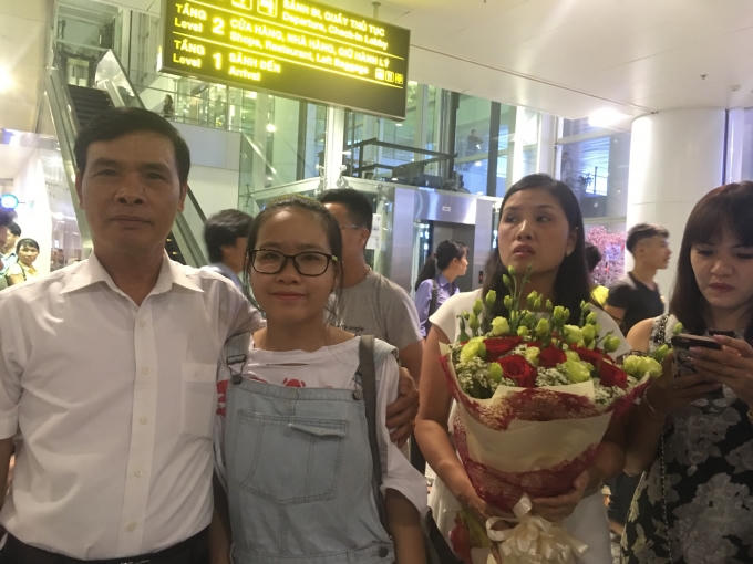 Đại gia đình Hoàng Xuân Vinh tới chào đón anh trở về.