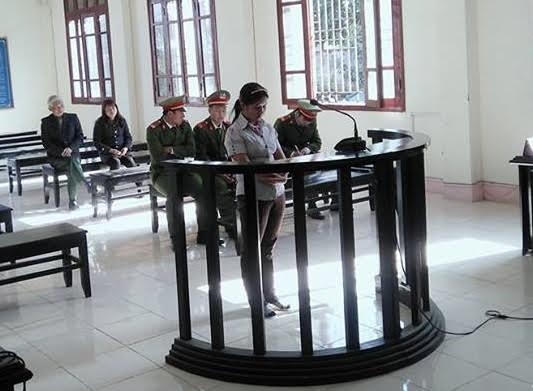 Bị cáo trước vành móng ngựa.