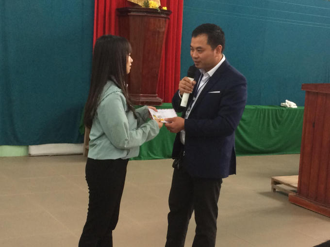 Trưởng VP tại Huế tặng phần thưởng cho học sinh có câu trả lời đúng về những nét văn hóa của Nhật Bản
