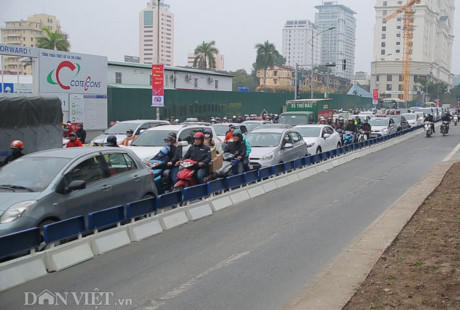 Dù là ngày cuối tuần nhưng lượng người ra đường sắm Tết khiến giao thông trở nên tắc cục bộ.