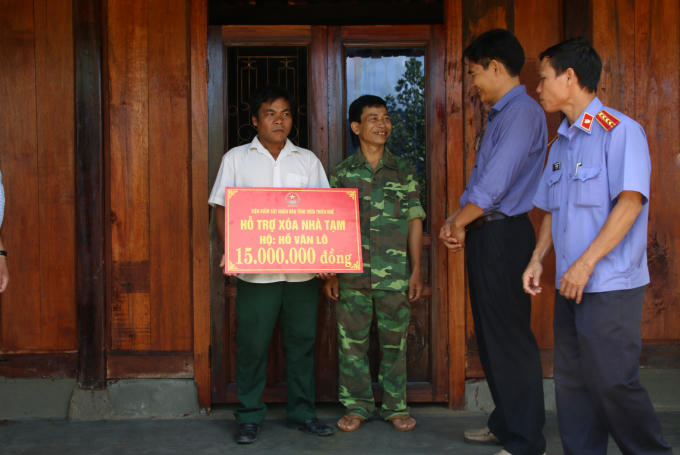 VKSND tỉnh TT.Huế trao số tiền hỗ trợ xóa nhà tạm cho một hộ dân Hồ Văn Lô( xã Hồng Trung, huyện A Lưới)
