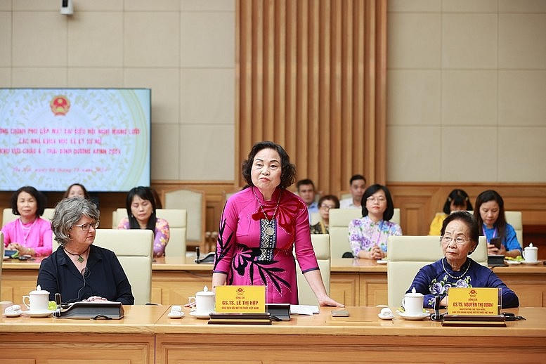 GS.TS Lê Thị Hợp phát biểu tại buổi gặp mặt.