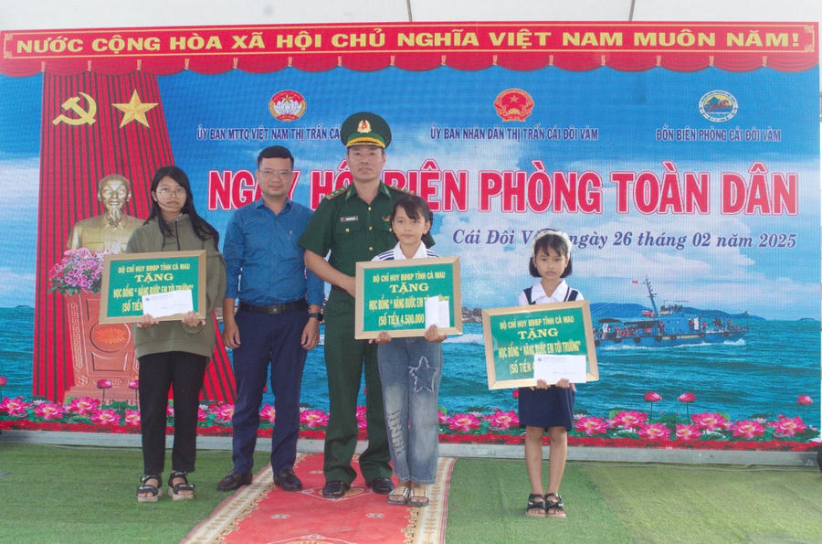 Thượng tá Nguyễn Văn Việt – Bí thư đảng ủy, Chính trị viên Đồn Biên phòng Cái Đôi Vàm và lãnh đạo Công ty TNHH Dương Đông Cà Mau, trao tặng học bổng cho các em học sinh trong Chương trình “Nâng bước em đến trường”.