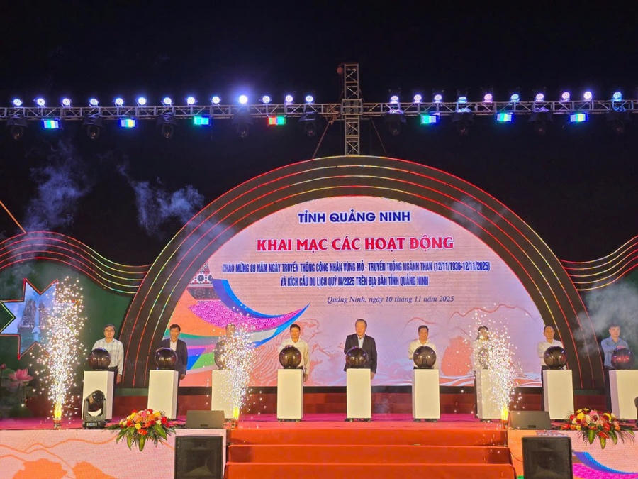 Các đại biểu nhấn nút khai mạc chuỗi sự kiện văn hóa, thể thao và triển lãm nhân Kỷ niệm 89 năm ngày truyền thống ngành than.