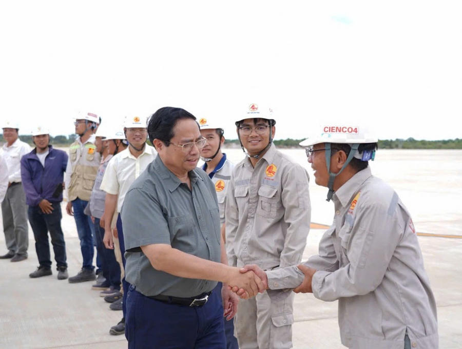 Thủ tướng Chính phủ Phạm Minh Chính động viên cán bộ, công nhân thi công trên công trường Cảng hàng không Quảng Trị.