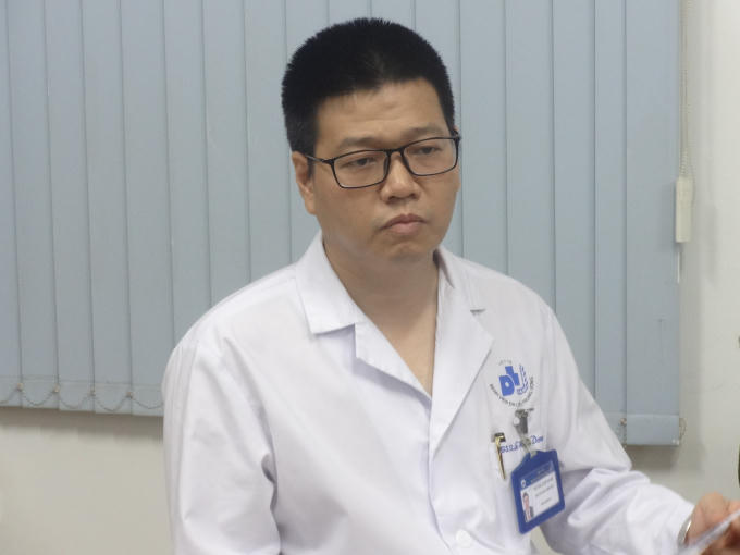 PGS.TS Lê Hữu Doanh - Phó giám đốc Bệnh viện Da Liễu Trung ương. Ảnh: Ngọc Nga