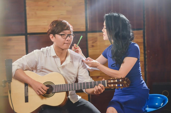 Hoàng Dũng bên cô giáo Thu Phương