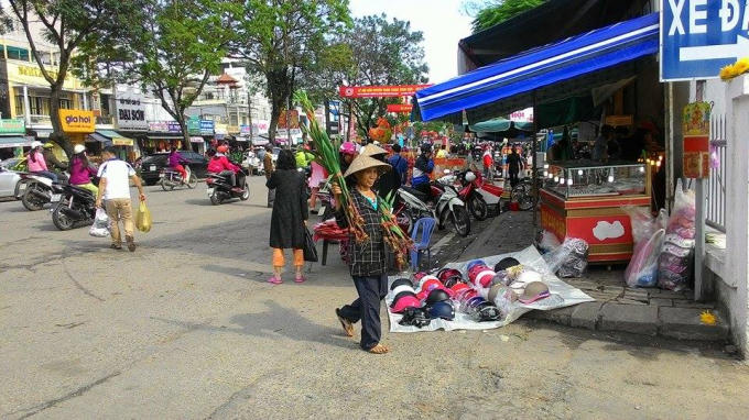 Một cụ bà đang cầm trên tay những nhành hoa rảo quanh các gian hàng mời chào mua những nhành hoa Lay Ơn để kịp về nhà đón Giao Thừa (Ảnh: PV Đăng Hậu chụp ngày 30 Tết)