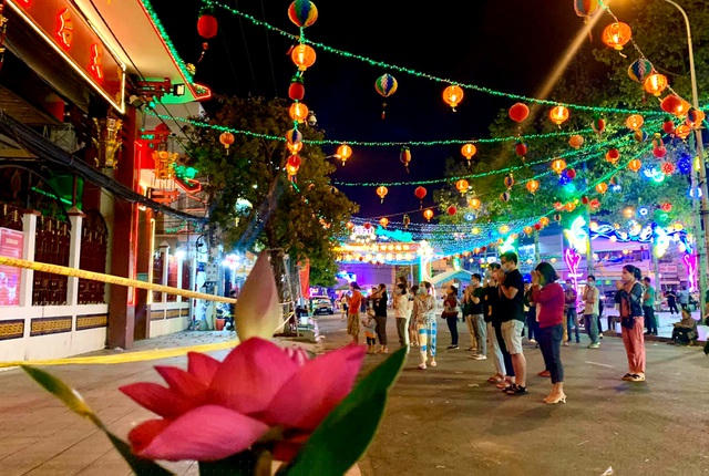 Khá đông người dân đứng trên đường dâng hương.