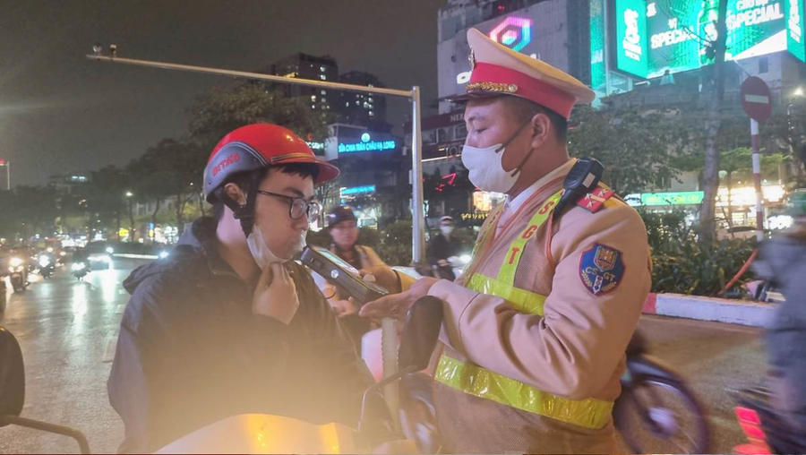 Đội CSGT đường bộ số 3 kiểm soát nồng độ cồn tại nút giao Ô Chợ Dừa tối 24/12.