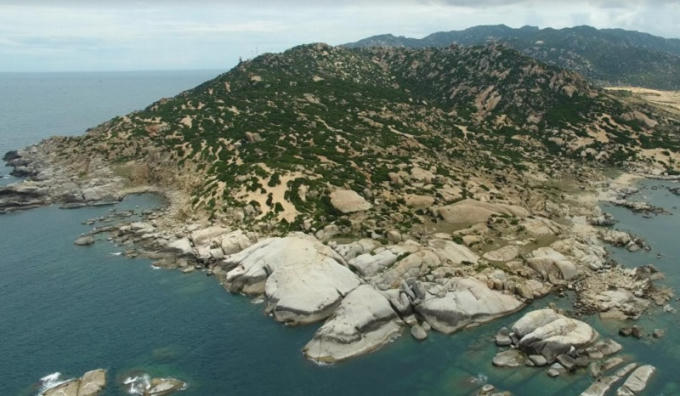 Mũi Dinh Ecopark tọa lạc trên địa hình độc đáo không đâu có tại Việt Nam với núi đá, các đồi cát, các tiểu sa mạc nằm ngay sát các bãi biển hình vòng cung đẹp như mơ.