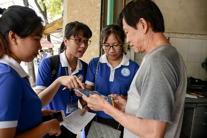 Các bạn chiến sỹ Mùa hè xanh Trường ĐH Y dược TPHCM tuyên truyền, hướng dẫn người dân cách sử dụng Cloramin B phòng chống bệnh tay chân miệng, cách phòng tránh sốt xuất huyết.