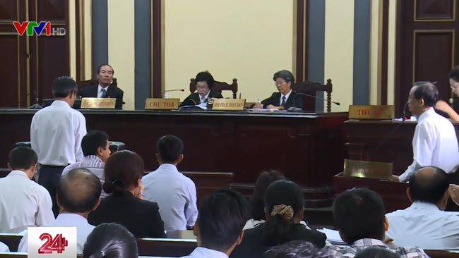 Các bị cáo "hầu tòa" ngày 22/8. Ảnh: VTV