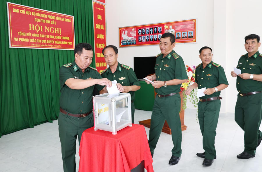 Cụm thi đua số 5 bỏ phiếu đề nghị đơn vị nhận Cờ thi đua, đơn vị Quyết thắng, đơn vị Tiên tiến.