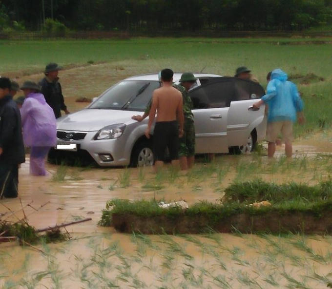Người dân xung quanh tập trung hỗ trợ đưa chiếc xe lên đường. (Ảnh: CTV)
