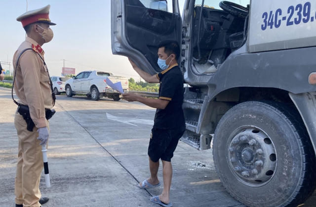 Xét nghiệm nhanh Covid-19 tại 22 chốt kiểm soát dịch của Hà Nội