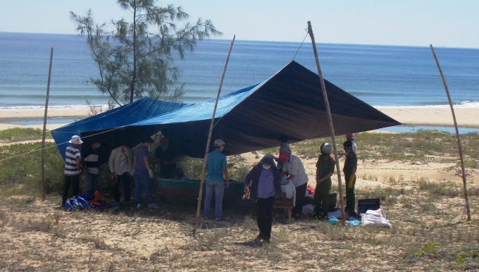Lực lượng chức năng đang khám nghiệm thi thể trên.