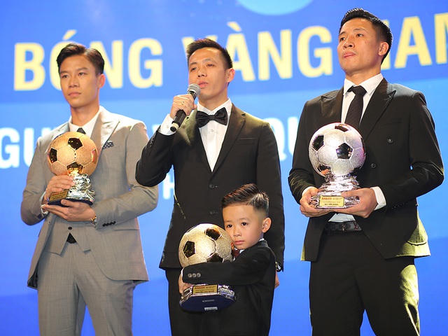 Văn Quyết xúc động chia sẻ cảm xúc trong giây phút nhận giải, giây phút mà anh đã chờ những 10 năm