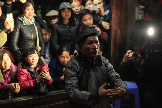 Cụ từ làm lễ trước khi vợ chồng anh Chiến, chị Huyền thực hiện nghi thức làm "chuyện ấy" tại miếu Trò.