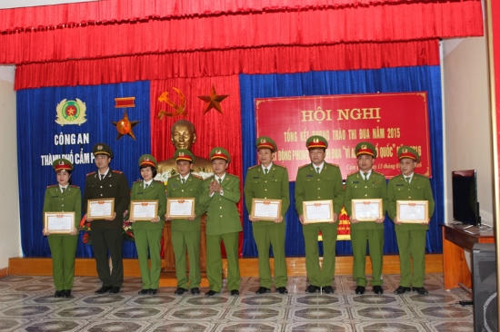 Đồng chí Thái Hồng Công (giữa) - PGĐ Công an tỉnh Quảng Ninh trao bằng khen cho những cá nhân có thành tích xuất sắc trong phong trào "Vì An ninh Tổ quốc" năm 2015.