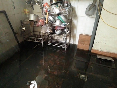 Bể nước sinh hoạt, đồ dùng bị ngập trong nước thối