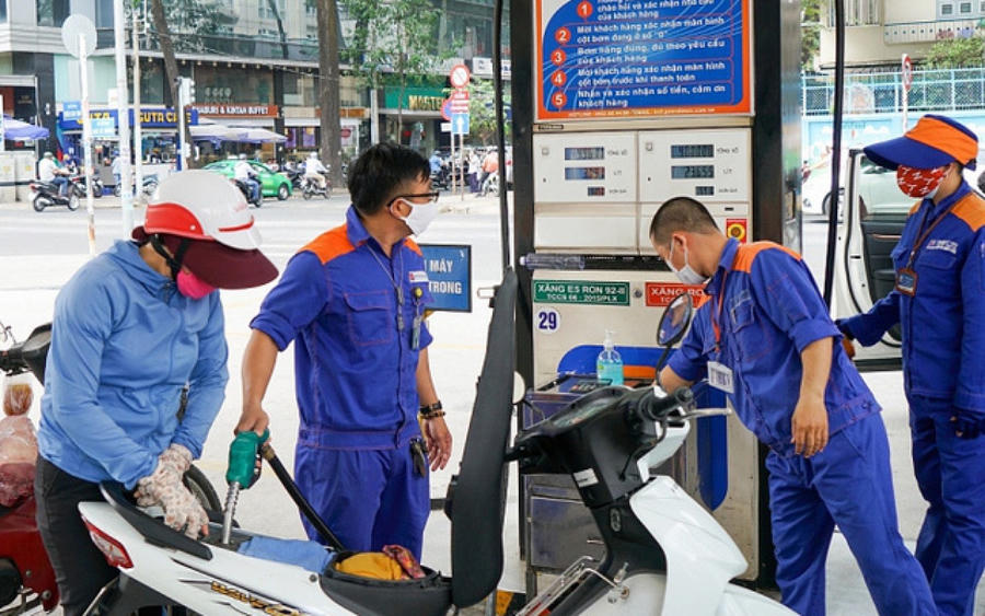 Giá xăng, dầu tăng khiến giá của nhiều loại hàng hóa, dịch vụ, chi phí khác tăng theo. Ảnh: TL