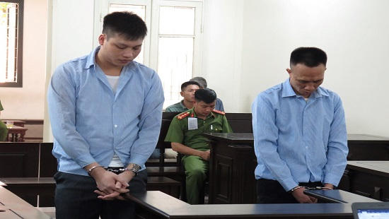Hai bị cáo Phòng và Cường tại phiên tòa xét xử. (Ảnh: báo Công lý)