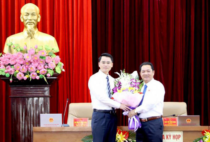 Đồng ch&iacute; Vũ Văn Học, B&iacute; thư Thị ủy, Chủ tịch HĐND TX Đ&ocirc;ng Triều tặng hoa ch&uacute;c mừng đồng ch&iacute; Phạm Văn Th&agrave;nh.