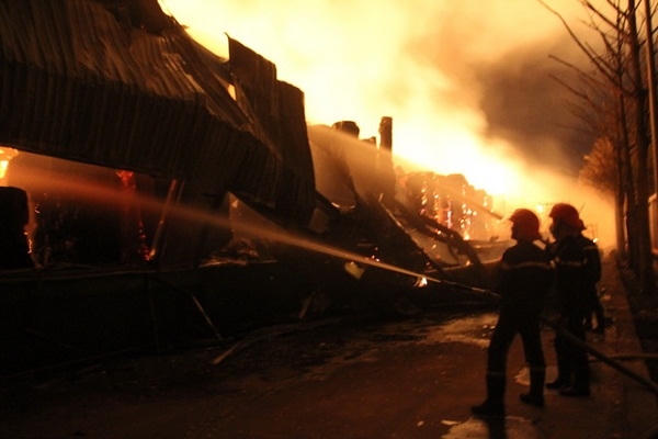 Công tác cứu hỏa đang được tiến hành tại Công ty bao bì Việt Long (ảnh Hoàng Trường).