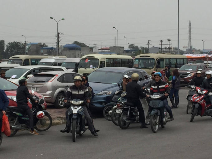 Lực lượng xe ôm hùng hậu tại các điểm trông giữ xe ô tô.