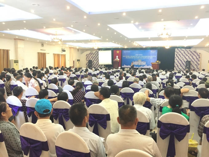 Người tiêu dùng đang đặt câu hỏi cùng TS Nguyễn Hoàng Lê tại  hội thảo.