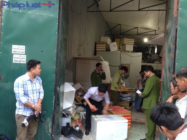 Lực lượng chức năng đang tiến hành kiểm tra, lập biên bản xử lý tang vật.