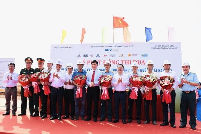 Lãnh đạo Bộ Giao thông tận tải và lãnh đạo ACV tặng hoa các nhà thầu trong lễ phát động.