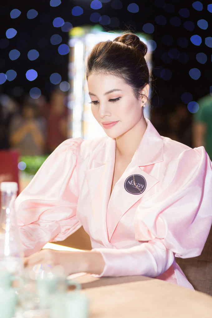 Phạm Hương khoe chân dài miên man tại sự kiện