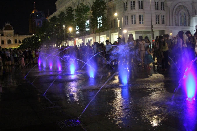 Công trình phun nước tại phố đi bộ Nguyễn Huệ thay đổi màu sắc liên tục làm cho nhiều người vô cùng thích thú