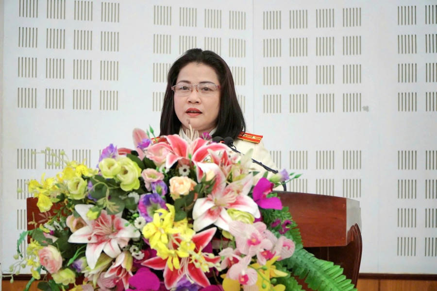 Bà Trương Hồng Diễm Viện trưởng VKS huyện Châu Thành trình bày tham luận