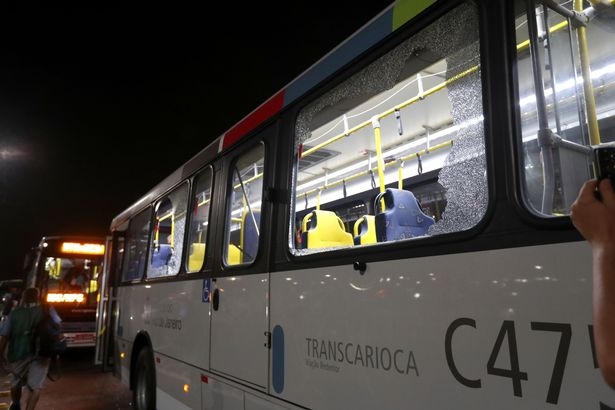 Kính cửa sổ của chiếc xe bus bị bắn vỡ nát. (Ảnh: Mirror)