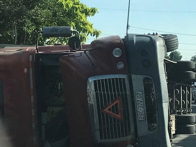 Chiếc xe container đầu kéo bị lật (hình ảnh do bạn đọc cung cấp).