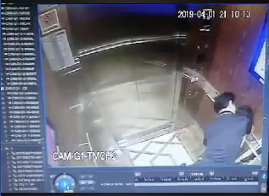 Hình ảnh ông Linh và bé gái trong thang máy. (Ảnh cắt từ clip)