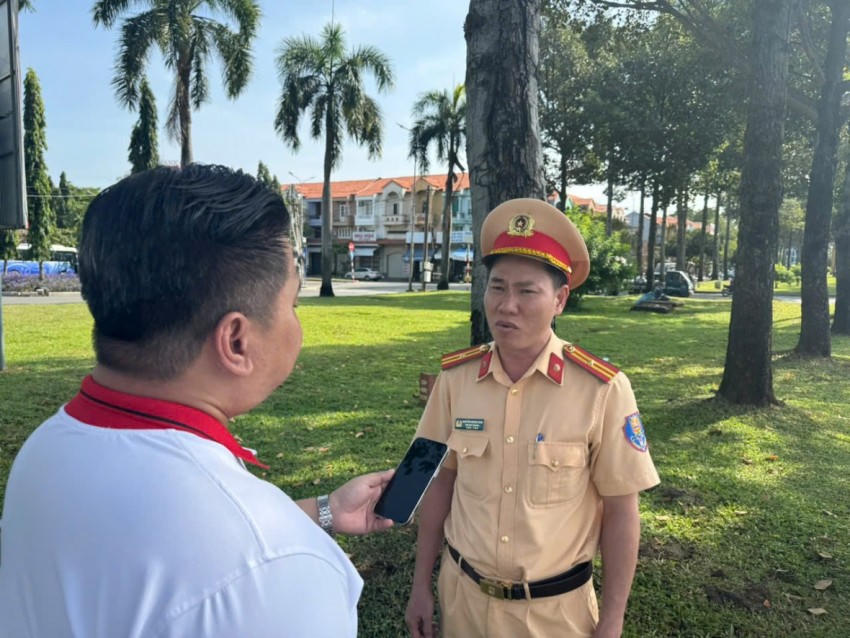 PV Báo Pháp luật Việt Nam phỏng vấn lãnh đạo Đội CSGT Nam Sài Gòn.